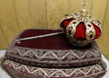 Hay muy pocas oportunidades de poder contemplar con detalle la corona y el cetro de los reyes de España, ya que normalmente permanecen en la cámara acorazada del Palacio Real de Madrid