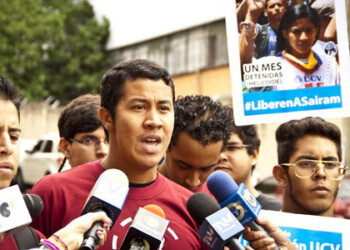 Bajo el lema “si nos meten preso a uno, nos meten preso a todos” estudiantes de la UCV exigieron ante sede del SEBIN, la liberación de sus compañeros  AGENCIAS