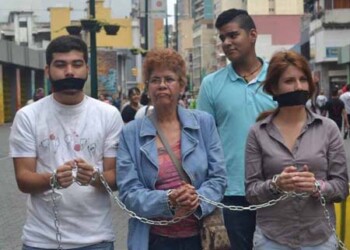 Luis Carlos Matos, consejero universitario de la UCV junto a Daniel Martínez Yabrudy, Presidente de la FCE de la USB, expresaron que continuarán en las calles protestando  AGENCIAS