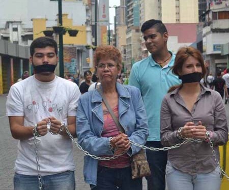 Luis Carlos Matos, consejero universitario de la UCV junto a Daniel Martínez Yabrudy, Presidente de la FCE de la USB, expresaron que continuarán en las calles protestando  AGENCIAS