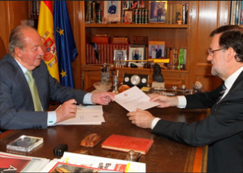 Fotografía difundida por la Casa real de España muestra al rey Juan Carlos firmando la carta en la que comunica el presidente del gobierno español Mariano Rajoy que abdicará al trono en favor de su hijo, el Príncipe Felipe.
AP