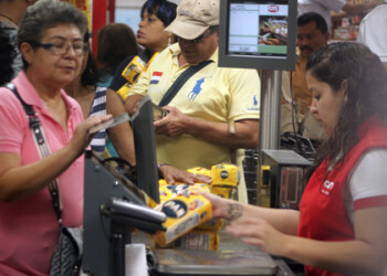 Largas colas para artículos de primera necesidad