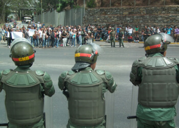 Los cuatro canales de la referida arteria vial fueron trancados por los alumnos en protesta por la inseguridad reinante en la institución, puesto que los asaltantes abordaron la unidad dentro del recinto universitario.
