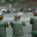 Los cuatro canales de la referida arteria vial fueron trancados por los alumnos en protesta por la inseguridad reinante en la institución, puesto que los asaltantes abordaron la unidad dentro del recinto universitario.