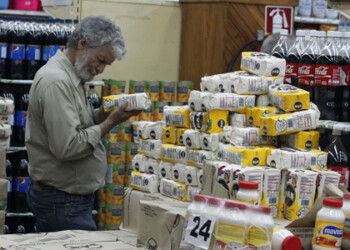 La noticia corrió como pólvora. Consumidores  luego de conocer que se estaba expendiendo harina de maíz en el supermercado que se encuentra en el sector Los Nuevos Teques comenzaron a llegar rápidamente.