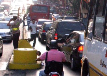 Debido a la falla eléctrica de este viernes, el caos se apoderó de las calles de Caracas y Altos Mirandinos.