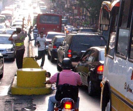 Debido a la falla eléctrica de este viernes, el caos se apoderó de las calles de Caracas y Altos Mirandinos.