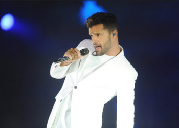 Martin cantó a un amor masculino en su último concierto de Rabat al cambiar los pronombres de su famosa canción “She’s all I ever had”