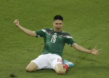 Peralta sentó al Chicharito y marcó el gol del triunfo
AP / Hassan Ammar