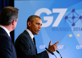 El presidente estadounidense Barack Obama le dijo a su homólogo ruso Vladimir Putin el viernes que debe apaciguar la situación en Ucrania