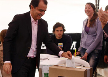 Zuluaga depositó su voto en un colegio electoral del barrio El Country de Bogotá, lugar al que llegó en compañía de su esposa, Martha Ligia Martínez