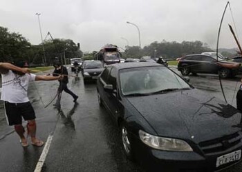 Indios guaraníes recurren al arco y las flechas para impedir el paso junto al Parlamento de Sao Paulo  AGENCIAS