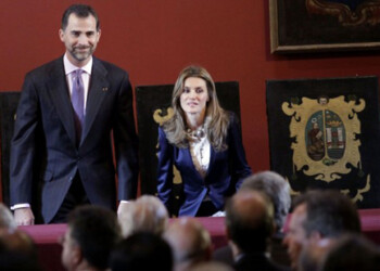 Los reyes de España, Felipe VI y Letizia, dedicaron ayer su primer acto oficial conjunto a expresar su apoyo a víctimas del terrorismo  AGENCIAS
