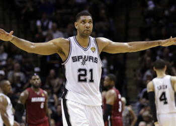 Duncan se fajó en los tableros, otra vez
AP / Eric Gay