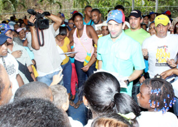 El gobernador del estado Miranda, Henrique Capriles, realizó un recorrido y una Asamblea Popular por el sector La Marturetera