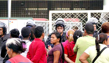 Los familiares de los 300 reclusos penados, recluidos en el retén El Marite, se alzaron ayer en la mañana