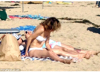 Jennifer lucía un sencillo bikini blanco, sin maquillaje y con el cabello alborotado y lleno de arena
