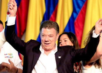 Juan Manuel Santos pidió el martes a los colombianos ignorar las acusaciones del expresidente Álvaro Uribe