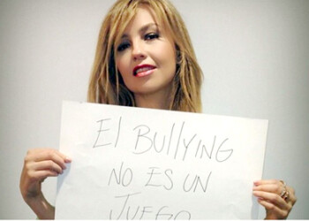 La cantante posó con un letrero que lee “El bullying NO es un juego” y compartió dicha imagen en las redes sociales