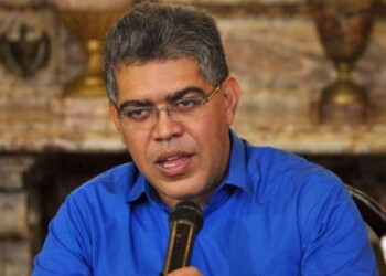 Jaua abundó que "el gran logro de Chávez es haber unido al pueblo nuevamente (...) fue haber planteado el tema no entre una lucha de partidos, sino la lucha del pueblo contra quienes históricamente lo explotaron, que era la burguesía”