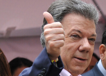En una votación fundamental para el futuro del proceso de paz con las Fuerzas Armadas Revolucionarias de Colombia (FARC, comunistas), que impulsa el gobierno, Santos logró imponerse en Bogotá y en las regiones de la costa del Caribe