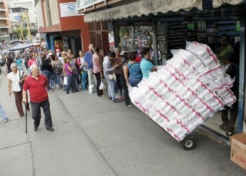 Se abastece el local de papel higiénico y lavaplatos