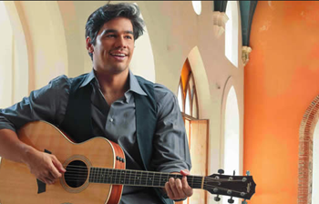 El pasado año Daniel Huen tuvo una participación musical en la 2da entrega de los Premios Pepsi Music donde interpretó “El Pregonero” junto a Víctor Muñoz