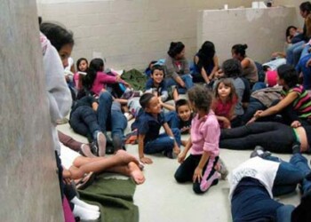 Estados Unidos deportó este lunes a 120 personas, en su mayoría niños, de tres países de Centroamérica  AGENCIAS