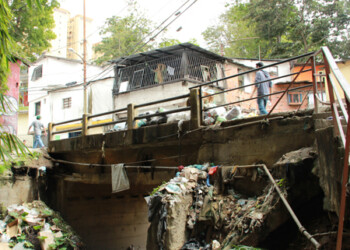 Más de 50 viviendas del callejón El Carmen se encuentran en riesgo debido al mal estado del terreno que ha ido cediendo por el paso de la quebrada Camatagua.