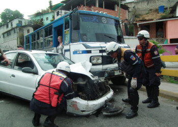Autoridades policiales informaron que una mujer y un hombre resultaron gravemente heridos la mañana de este viernes tras registrarse un accidente automovilístico en el puente La Línea, frente al Pronto Socorro.