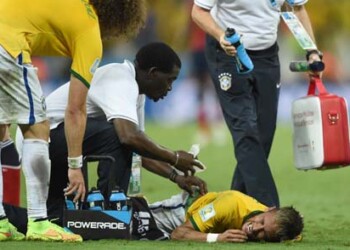 El delantero de la selección brasileña Neymar se fracturó una vértebra en el partido contra Colombia, y está fuera de la Copa del Mundo. El número 10 se lesionó después de tomar una rodilla en la espalda en la segunda mitad del juego.