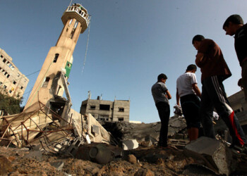 Los enfrentamientos continúan en Gaza y forzan a miles de palestinos a dejar el territorio  AGENCIAS