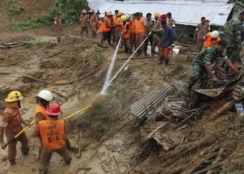 Al menos 10 personas murieron y unas 150 permanecen atrapadas tras un corrimiento de tierra ocurrido ayer en un pueblo de Maharastra en la India  EFE