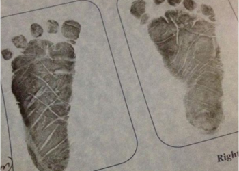 Para hacer el anuncio a sus seguidores, Mónica eligió la imagen de las huellas de los piecitos del bebé en el registro de nacimiento