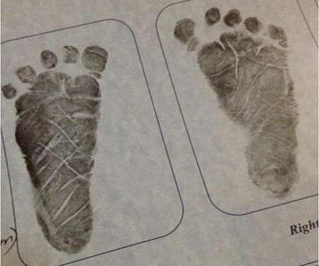 Para hacer el anuncio a sus seguidores, Mónica eligió la imagen de las huellas de los piecitos del bebé en el registro de nacimiento