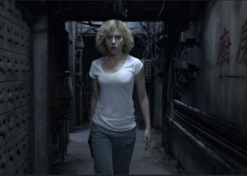 “Lucy”, de Luc Besson, es un thriller de acción que examina qué ocurriría si una persona pudiera hacer uso del cien por cien de su capacidad cerebral