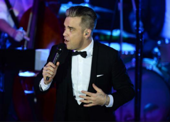 El cantante inglés estaba haciendo su show en Newcastle cuando tropezó del escenario y le quebró el brazo a una fanática