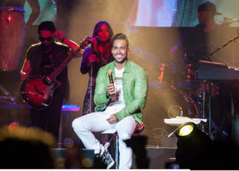 “El rey de la bachata” reiteró su amor por el público venezolano y brindó por estar allí