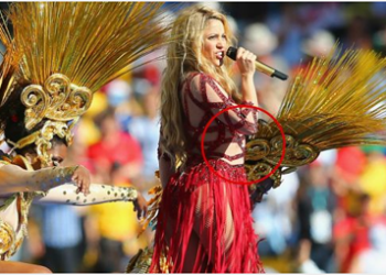 Se le notó un poquito más de pancita a la cantante mientras se presentaba ella clausura del mundial