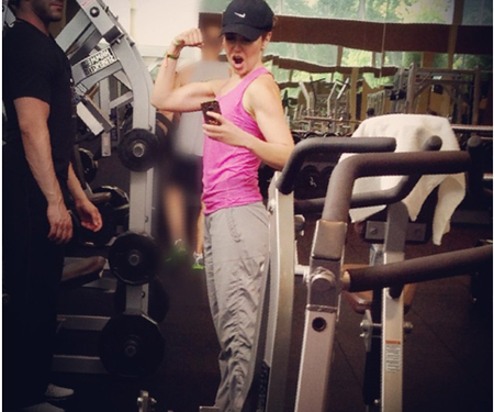 “GYM Time; A recuperar mi lavadero pre-vacación; Obsesiva; gimnasio; Músculo. Músculo. Puro Músculo”, escribió en su cuenta de Instagram