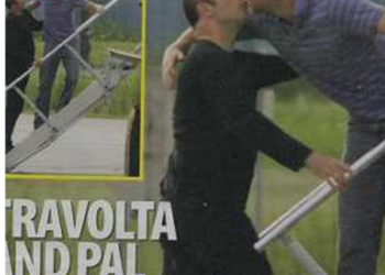 Imagen de Travolta con el pilioto dándose un caluroso beso