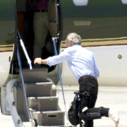 El veterano actor estaba determinado a abordar el avión sin ayuda alguna