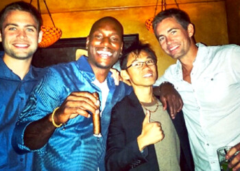 Tyrese Gibson junto a los hermanos de Paul Walker durante la celebración de la última entrega de Rápido y Furioso