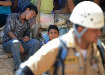 Los mineros, atrapados desde el miércoles, salieron por un estrecho boquete abierto entre rocas con la ayuda de los socorristas, en medio de la emoción de los familiares reunidos en los alrededores de la mina San Juan
