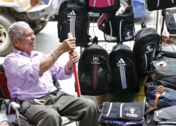 Vendedores a la espera de espacio en La Hoyada