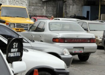 Los estacionamientos prestan servicio con nuevo horario