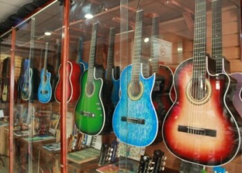 Los productos nacionales han dejado de llegar las arpas, cuatros y maracas