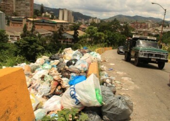 Los residentes denuncian que aledaños dejan la basura en su comunidad