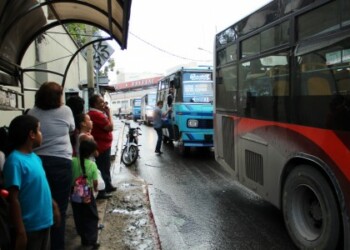 Pasajeros pasan la de “Caín” en los autobuses