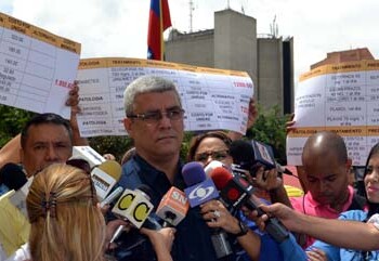 El diputado a la Asamblea Nacional y dirigente de Primero Justicia, Alfonso Marquina, estuvo en la recolección de firmas  News Flash